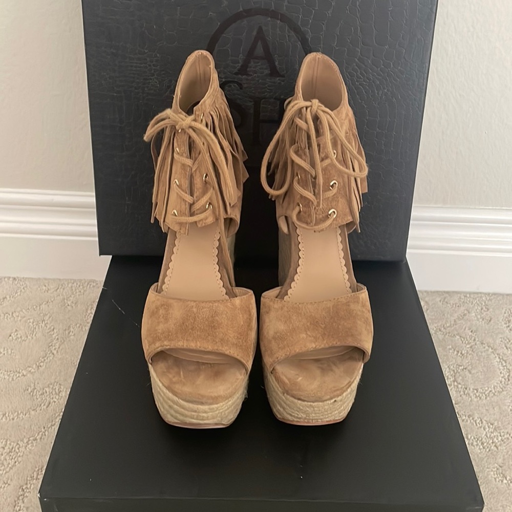 Suede wedges with fringe